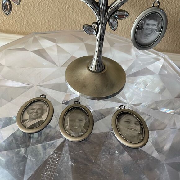 Time Remembered Jeweled Family Photo Tree - Picture 8 of 14